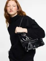 Sweater negro de tejido fino con textura peluche y cuello alto estilo tortuga. Modelo de corte holgado.