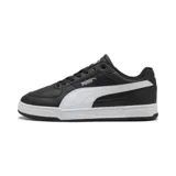 Championes Puma modelo Caven III, de diseño urbano con capellada de cuero sintético negro y la característica franja lateral en blanco. Presentan perforaciones en la puntera para mayor ventilación, suela de goma blanca con relieve y cierre de cordones al tono.