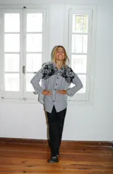 Camisa oversize a rayas rojas y blancas, bordada a mano con mostacillas negras.