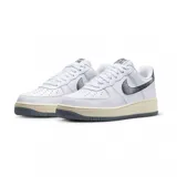 Championes Nike Air Force 1 07 de corte bajo, confeccionados en cuero blanco con textura granulada. Presentan un diseño icónico con el swoosh lateral y el refuerzo del talón en acabado brillante con efecto desgastado. Incluyen una entresuela de color crema con efecto envejecido y una suela de goma gris.
