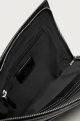 Bolso tipo sobre negro de textura granulada con detalles lisos, cierre superior con cremallera y asa de mano corta.