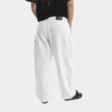 Pantalón de jean estilo baggy con corte barrel, color negro, con bolsillos laterales y logo bordado tono sobre tono.
