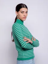 Polera amarilla con cuello alto y diseño a rayas horizontales.