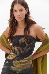 Vestido strapless con estampado de pintura renacentista y corte ajustado.