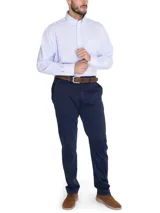 Camisa de manga larga RKF en color celeste con estampado de cuadrillé fino. Presenta cuello button-down, bolsillo frontal con logo bordado y puños con botones. Confeccionada en tejido resistente a las arrugas.