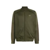 Campera adidas Adicolor Classics Sarga de color verde militar, con cierre frontal, cuello alto y bolsillos laterales. Presenta las clásicas tres tiras de la marca en los hombros y mangas, y el logo del trifolio bordado en el pecho.
