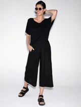 Sweater básico negro de manga corta con escote en V.