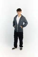 Campera gris plomo con cierre frontal, cuello alto y logo bordado en el pecho.