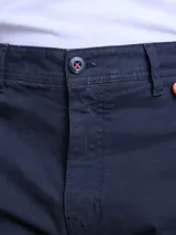 Pantalón cargo color azul marino, confeccionado en sarga de algodón con spandex. Presenta bolsillos laterales tipo cargo con solapa y etiqueta de la marca Benson & Thomas.