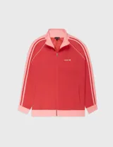 Campera deportiva Coolway de corte suelto (loose fit) con cierre frontal, cuello alto y bolsillos laterales. El cuerpo principal es rojo vibrante y los puños, cuello y detalles de las mangas son de color rosa claro, con dos franjas del mismo rosa claro a lo largo de las mangas.