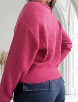 Sweater fucsia de punto con cuello redondo y detalles rotos.