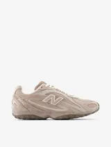 Zapatillas New Balance modelo U204LMM, de color tostado con detalles en blanco y gris. Diseño de perfil bajo inspirado en el running de los años 2000, confeccionado en gamuza y malla, con el logo 'N' característico en los laterales.