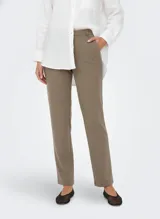 Pantalón de corte recto color walnut, con bolsillos laterales y cierre frontal de gancho. Confeccionado en una mezcla de poliéster reciclado y elastano.