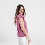 Blusa negra con escote en V y mangas cortas con volados.