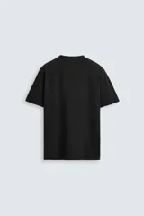 Remera color arena de corte recto, cuello redondo y mangas cortas.