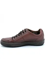 Zapatilla casual para hombre de la marca Pegada, en color marrón, con diseño de cordones, detalles texturizados en los laterales y suela de goma.
