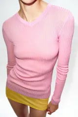 Jersey ajustado de punto canalé color rosado, con cuello pico y manga larga.