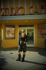 Botas negras de cuero sintético, de caña alta y diseño arrugado.