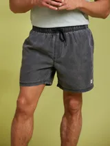Short de hombre color gris oscuro con efecto lavado, cintura elástica con cordón ajustable y bolsillos laterales.