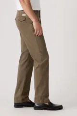 Pantalón chino de corte relajado en color marrón, con cierre de botón y cremallera, bolsillos laterales y traseros.