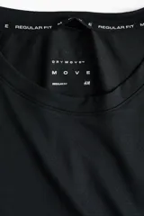 Remera deportiva de malla negra con tecnología DryMove, corte estándar, manga corta y cuello redondo.