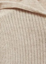Jersey de punto acanalado en color beige, con diseño de manga larga y capucha integrada. Presenta un corte ajustado y acabado con bordes sin costuras visibles.