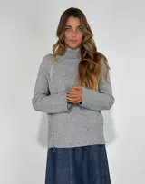 Campera de tejido de punto acanalado en color gris, con cuello alto y cierre frontal asimétrico que recorre el lateral.