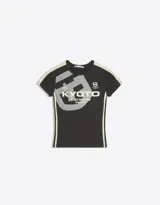 Top de manga larga con diseño superpuesto, que combina una remera de manga corta negra con estampado gráfico frontal y mangas largas blancas debajo. Presenta un ajuste al cuerpo y estilo deportivo.