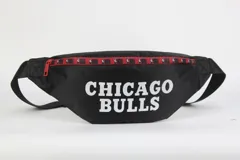 Riñonera negra de nylon con estampado del logo de la NBA en rojo y el nombre "Chicago Bulls" en blanco. Tiene doble cierre, correa regulable y un bolsillo interno.