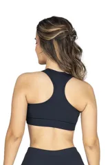 Top deportivo Everlast color lila, de espalda nadadora con el nombre de la marca bordado en el frente.