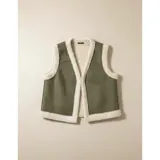 Chaleco estilo gamulán color verde militar con forro y bordes de corderito sintético blanco, diseño sin mangas.