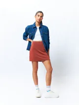 Minifalda color ladrillo de tejido tramado al cuerpo.