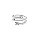 Anillo en espiral con diseño de flecha de Cupido, elaborado con baño de rodio y decorado con cristales transparentes y cubic zirconia.