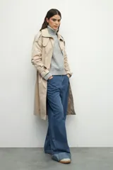 Polera de cuello alto con textura tramada, manga larga con puños acanalados y diseño holgado.