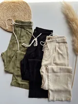 Pantalón verde militar de corte recto con cintura elástica ajustable con cordón.