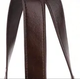 Bolso de hombro pequeño color marrón oscuro con acabado brillante, estilo baguette. Las asas son ajustables y están decoradas con ojales metálicos plateados.