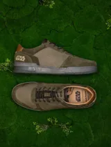 Championes de edición limitada inspirados en Star Wars, color verde oliva con detalles en marrón. Presentan una combinación de cuero y descarne, con el rostro de Yoda grabado en el lateral y el logo de Star Wars en la lengüeta.