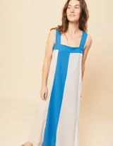Vestido largo de lino color blanco, gris y amarillo, con breteles anchos, escote recto, elástico en la espalda y tajos laterales.