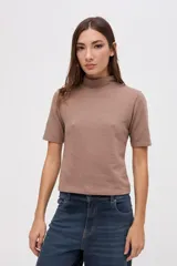 Remera de manga corta con cuello polera, confeccionada en tejido de textura diferenciada y calce ajustado al cuerpo.