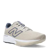 Championes de running New Balance modelo Fresh Foam 520, color beige con detalles en azul marino. Presentan capellada de malla transpirable, logo lateral en contraste y entresuela con tecnología Fresh Foam para mayor amortiguación.