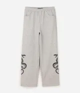 Pantalón de corte super baggy confeccionado en tejido de algodón y poliéster, color gris melange. Presenta un diseño urbano con estampado de serpiente tribal en color negro en las piernas, cintura elástica y bolsillos laterales.