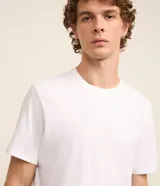Remera básica de corte regular para hombre, color verde militar, con mangas cortas y cuello redondo.