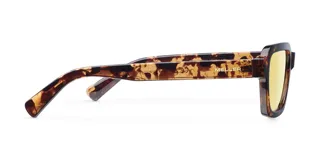 Lentes de sol unisex Adisa Tigris con armazón carey de forma rectangular y lentes amarillas polarizadas.