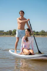 Traje de baño enterizo de manga larga con diseño estampado floral en tonos pasteles, cuello redondo y corte de pierna clásico.