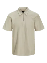 Polo color beige de algodón con cierre de cremallera y calce regular. Tejido de punto cardado que aporta suavidad y confort. Superficie ligeramente afelpada.