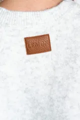 Sweater de punto gris melange con cuello redondo, manga larga y detalle de botones laterales en el costado.