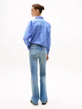 Pantalón de jean de tiro medio con corte bootcut, color celeste claro con efecto de lavado. Cierre con cremallera y botón, cinco bolsillos y logo bordado en el bolsillo trasero.