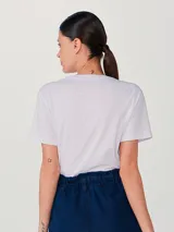 Camiseta básica de manga corta y cuello redondo, confeccionada en tejido de punto gris melange.