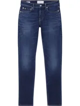 Pantalón de jean azul oscuro, corte slim fit, con bolsillos delanteros y traseros.