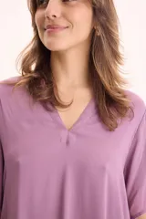 Vestido corto negro de viscosa, con escote en V, mangas cortas y volado en el ruedo.